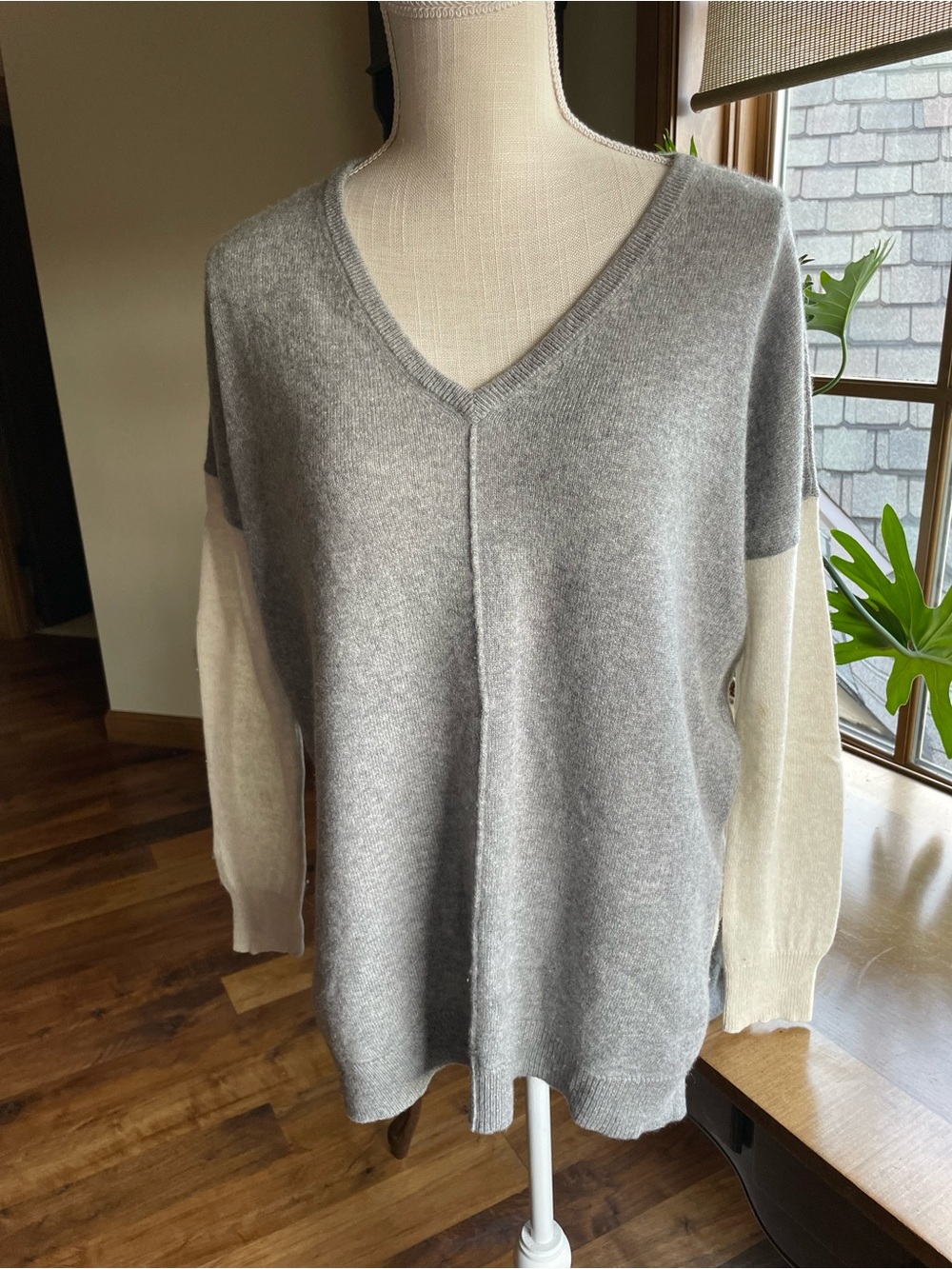 Autumn Cashmere Two-Tone V-Neck Sweater - Gray & Cream size small